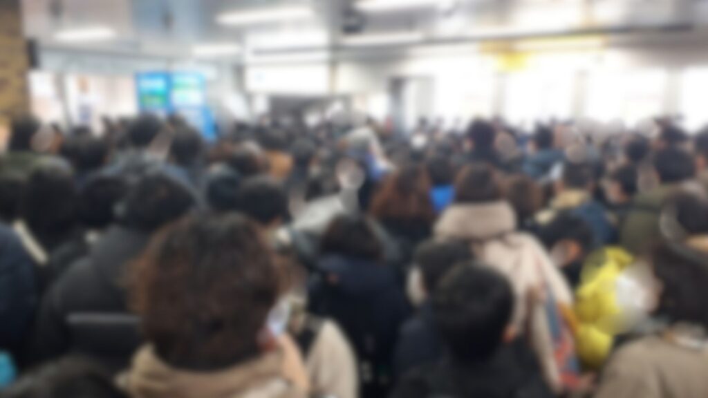 栄東中受験日、電車の乗降客で混雑する東大宮駅